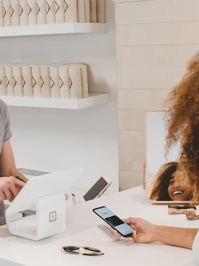 Experiencia móvil de Ruklo con wallet digital